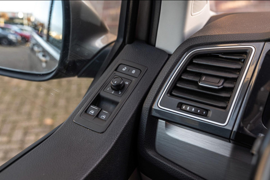 Volkswagen Transporter 2.0 TDI L2H1 DC Highline 1e Eig Adaptive Cruise Trekhaak Leder LED 19''