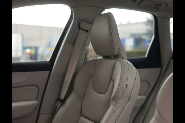 Volvo XC60 T8 AWD Ultra Dark | Direct rijden! - Trekhaak - Pano