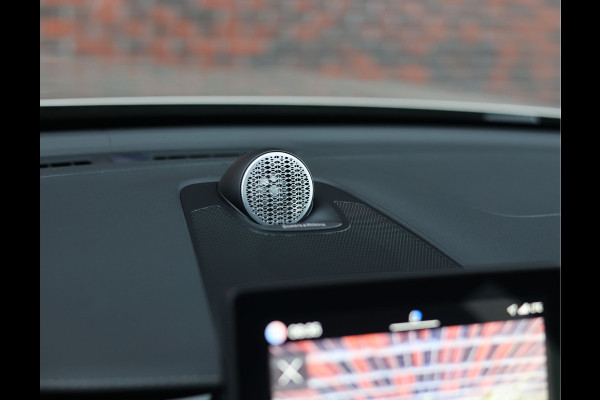 Volvo XC60 T8 AWD Ultra Dark | Direct rijden! - Trekhaak - Pano