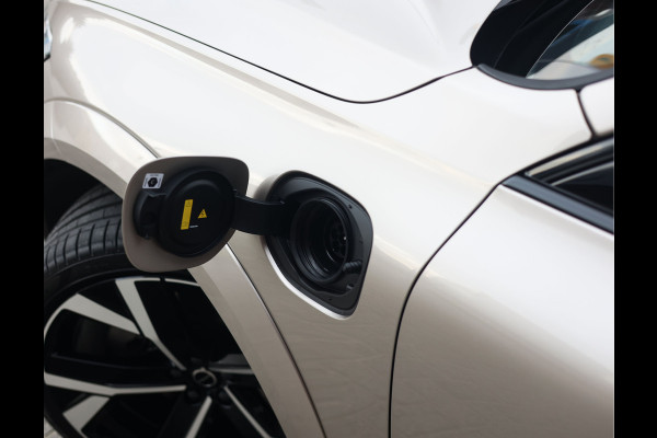 Volvo XC60 T8 AWD Ultra Dark | Direct rijden! - Trekhaak - Pano