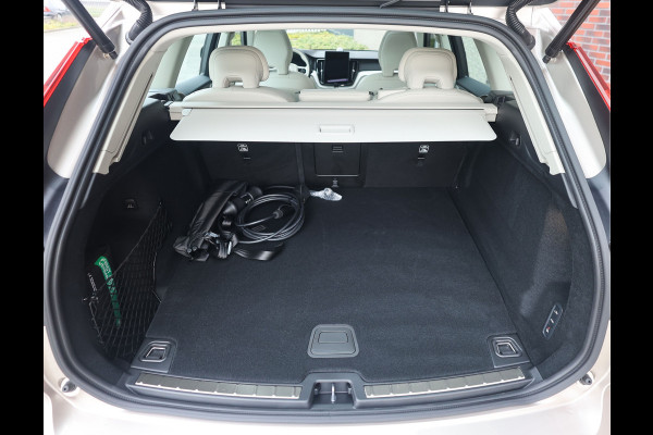 Volvo XC60 T8 AWD Ultra Dark | Direct rijden! - Trekhaak - Pano