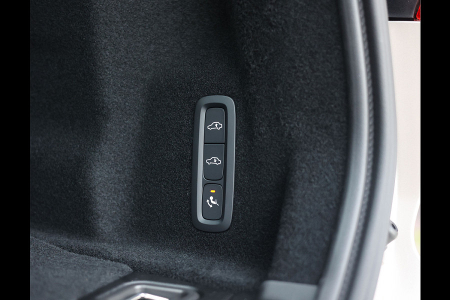 Volvo XC60 T8 AWD Ultra Dark | Direct rijden! - Trekhaak - Pano