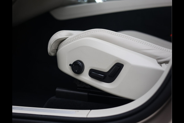 Volvo XC60 T8 AWD Ultra Dark | Direct rijden! - Trekhaak - Pano