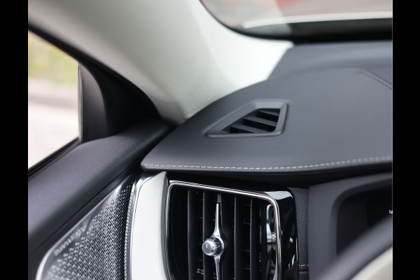 Volvo XC60 T8 AWD Ultra Dark | Direct rijden! - Trekhaak - Pano