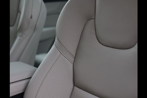 Volvo XC60 T8 AWD Ultra Dark | Direct rijden! - Trekhaak - Pano