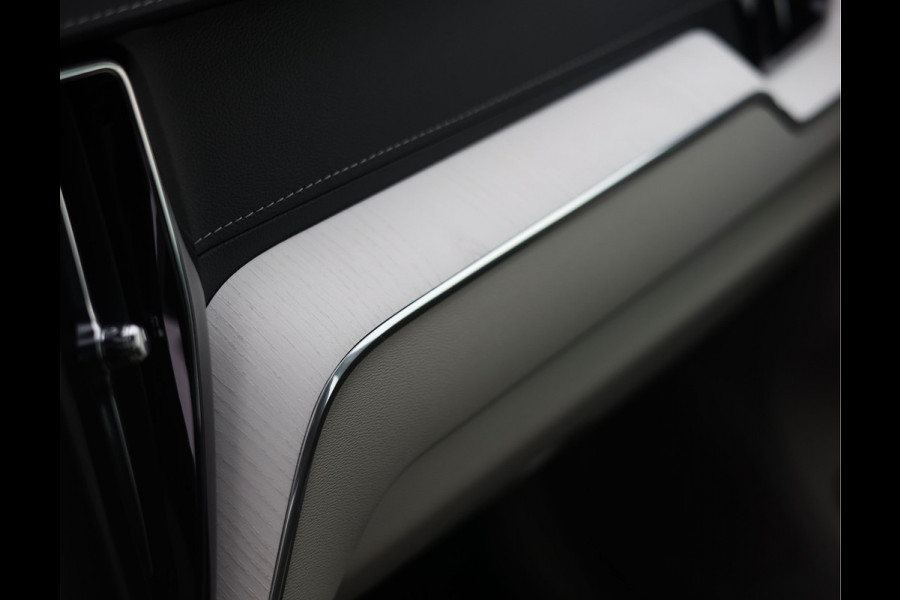 Volvo XC60 T8 AWD Ultra Dark | Direct rijden! - Trekhaak - Pano