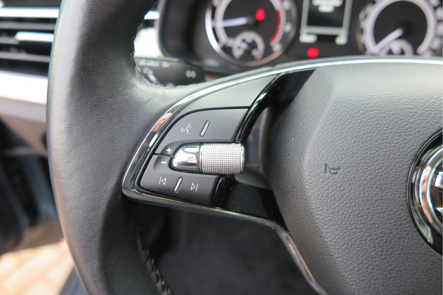 Škoda Kamiq 1.0 TSI 110pk Style PDC ,LMV,Trekhaak,Stoelverwarming,Cruisecontrol,Achteruitrijcamera, Carplay, Stuurwiel multifunctioneel, Navigatie(via carplay) etc.