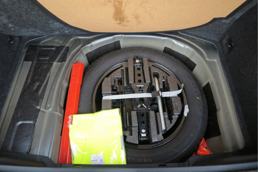 Škoda Kamiq 1.0 TSI 110pk Style PDC ,LMV,Trekhaak,Stoelverwarming,Cruisecontrol,Achteruitrijcamera, Carplay, Stuurwiel multifunctioneel, Navigatie(via carplay) etc.