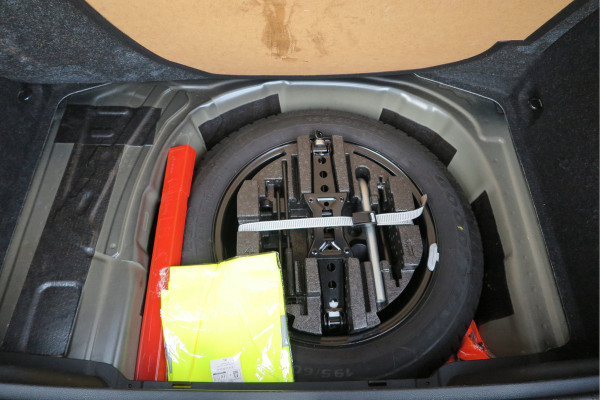 Škoda Kamiq 1.0 TSI 110pk Style PDC ,LMV,Trekhaak,Stoelverwarming,Cruisecontrol,Achteruitrijcamera, Carplay, Stuurwiel multifunctioneel, Navigatie(via carplay) etc.