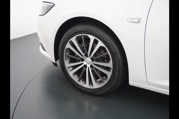 Opel Insignia Grand Sport 1.5T 165PK 5Drs Executive Leer AGR-Comfort Stoelen Camera Trekhaak Navi Apple Carplay Android Pdc LED Ecc Cruise Con Comfort Stoelen Regen-Lichtsensor Sensor dodehoek Verkeersherkenning Rijstrooksensor 1e Eigenaar Origineel Nederlandse Auto
