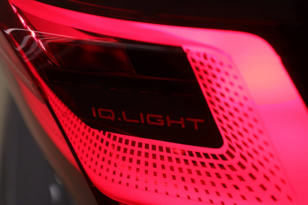 Volkswagen Golf 1.5 eTSI R-Line Pano/HUD/H&K/CAM/BLINDESPOT/BOMVOL