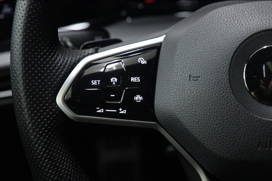 Volkswagen Golf 1.5 eTSI R-Line Pano/HUD/H&K/CAM/BLINDESPOT/BOMVOL