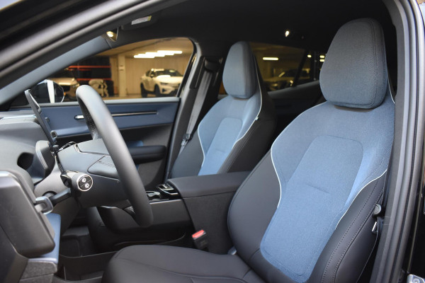 Volvo EX30 272PK Single Motor Extended Range Black Edition Europa 69 kWh / Adaptive Cruise control / Extra getint glas / Climate Pack / Achteruitrijcamera / Elektrisch verstelbare stoelen / Parkeersensoren V+A
