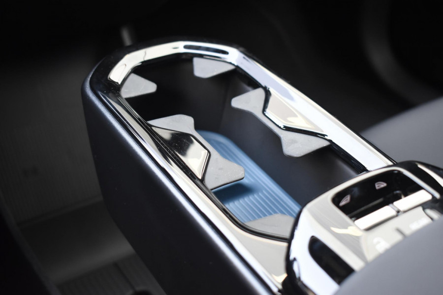 Volvo EX30 272PK Single Motor Extended Range Black Edition Europa 69 kWh / Adaptive Cruise control / Extra getint glas / Climate Pack / Achteruitrijcamera / Elektrisch verstelbare stoelen / Parkeersensoren V+A