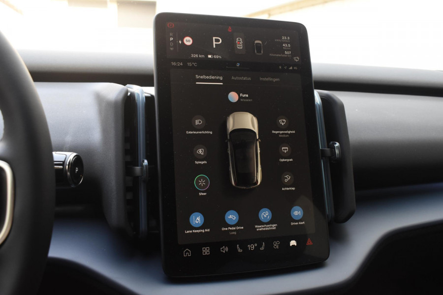 Volvo EX30 272PK Single Motor Extended Range Black Edition Europa 69 kWh / Adaptive Cruise control / Extra getint glas / Climate Pack / Achteruitrijcamera / Elektrisch verstelbare stoelen / Parkeersensoren V+A