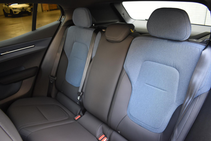 Volvo EX30 272PK Single Motor Extended Range Black Edition Europa 69 kWh / Adaptive Cruise control / Extra getint glas / Climate Pack / Achteruitrijcamera / Elektrisch verstelbare stoelen / Parkeersensoren V+A