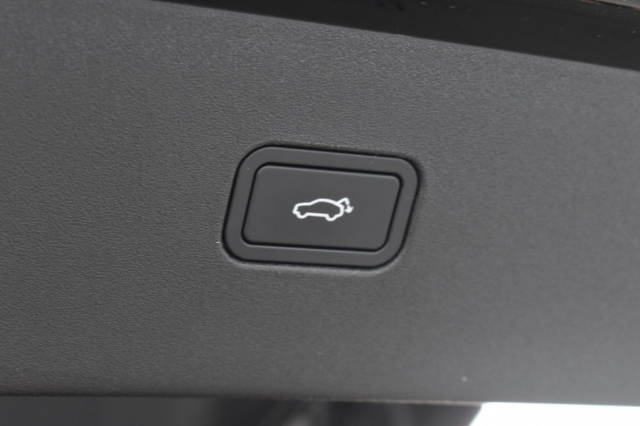 Volvo EX30 272PK Single Motor Extended Range Black Edition Europa 69 kWh / Adaptive Cruise control / Extra getint glas / Climate Pack / Achteruitrijcamera / Elektrisch verstelbare stoelen / Parkeersensoren V+A