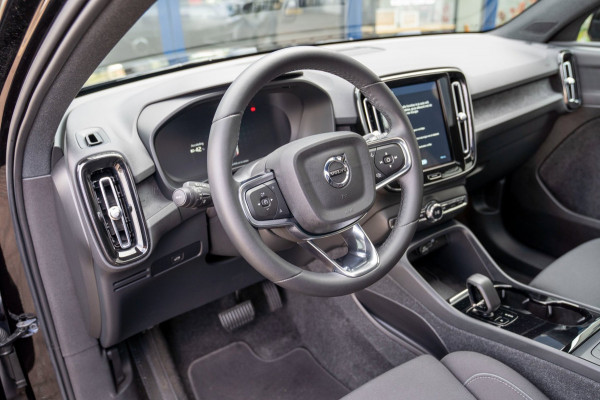 Volvo C40 Recharge Core 69 kWh|Prijs rijklaar incl. 12 mnd garantie|LMV DAB Carplay Camera PDC Panodak