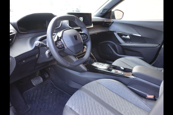 Peugeot 2008 1.2 PureTech 130pk Automaat Allure | DEMO ! | Navigatie | Apple Carplay/Android Auto | 360 camera | Parkeersensoren | Blind Spot Assist | Adaptive Cruise Control | Stoelverwarming | Getinte ramen | Climate Control