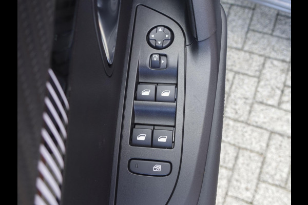 Peugeot 2008 1.2 PureTech 130pk Automaat Allure | DEMO ! | Navigatie | Apple Carplay/Android Auto | 360 camera | Parkeersensoren | Blind Spot Assist | Adaptive Cruise Control | Stoelverwarming | Getinte ramen | Climate Control