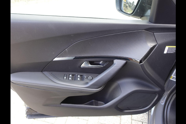 Peugeot 2008 1.2 PureTech 130pk Automaat Allure | DEMO ! | Navigatie | Apple Carplay/Android Auto | 360 camera | Parkeersensoren | Blind Spot Assist | Adaptive Cruise Control | Stoelverwarming | Getinte ramen | Climate Control