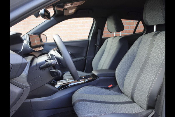 Peugeot 2008 1.2 PureTech 130pk Automaat Allure | DEMO ! | Navigatie | Apple Carplay/Android Auto | 360 camera | Parkeersensoren | Blind Spot Assist | Adaptive Cruise Control | Stoelverwarming | Getinte ramen | Climate Control