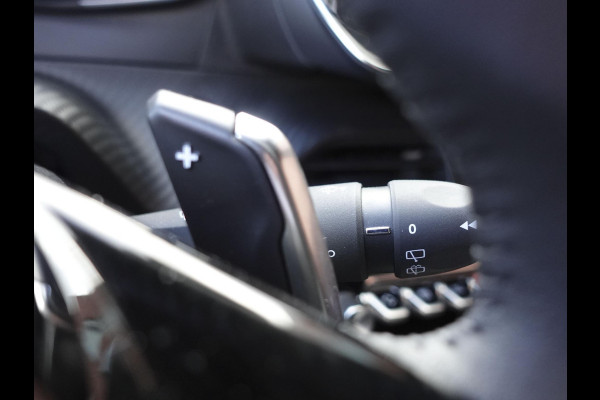 Peugeot 2008 1.2 PureTech 130pk Automaat Allure | DEMO ! | Navigatie | Apple Carplay/Android Auto | 360 camera | Parkeersensoren | Blind Spot Assist | Adaptive Cruise Control | Stoelverwarming | Getinte ramen | Climate Control