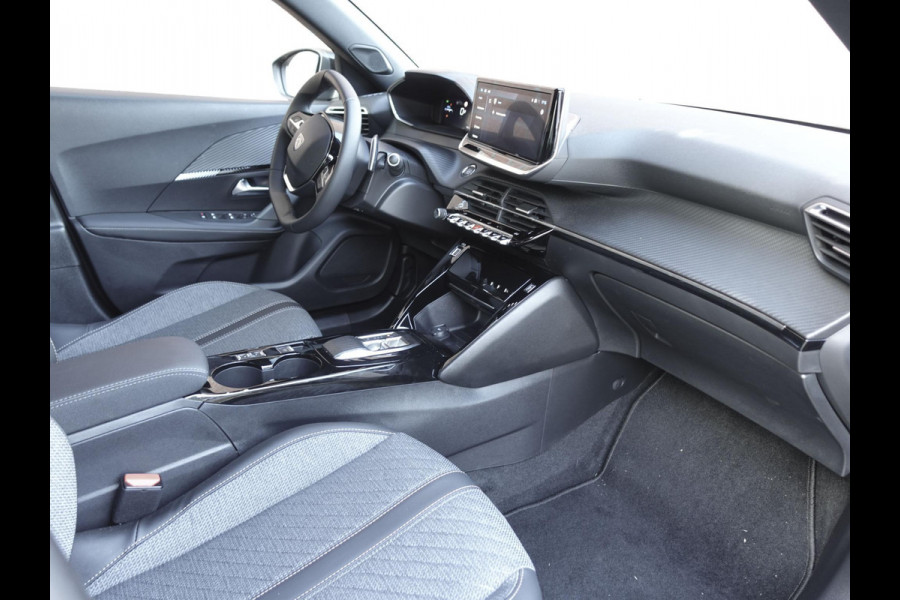 Peugeot 2008 1.2 PureTech 130pk Automaat Allure | DEMO ! | Navigatie | Apple Carplay/Android Auto | 360 camera | Parkeersensoren | Blind Spot Assist | Adaptive Cruise Control | Stoelverwarming | Getinte ramen | Climate Control