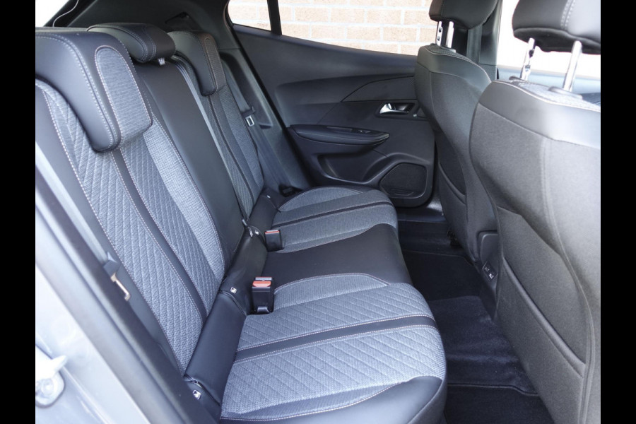 Peugeot 2008 1.2 PureTech 130pk Automaat Allure | DEMO ! | Navigatie | Apple Carplay/Android Auto | 360 camera | Parkeersensoren | Blind Spot Assist | Adaptive Cruise Control | Stoelverwarming | Getinte ramen | Climate Control