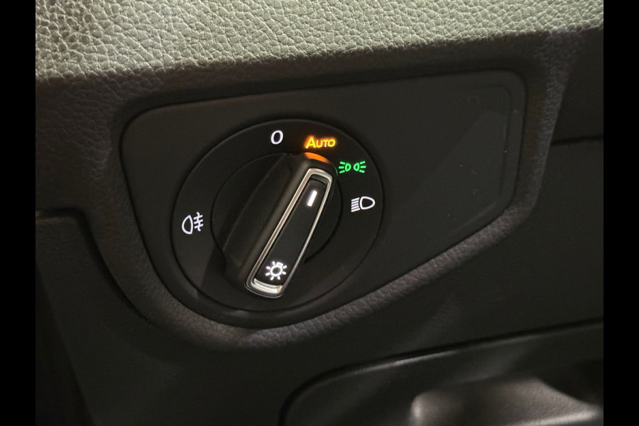 Volkswagen Touran 1.4 TSI Highline Business R 7p | Pano | Trekhaak | Stoel/Stuur verwarming | Camera | Carplay