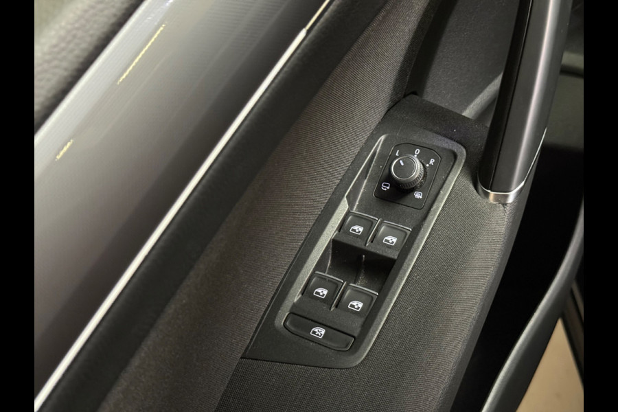 Volkswagen Touran 1.4 TSI Highline Business R 7p | Pano | Trekhaak | Stoel/Stuur verwarming | Camera | Carplay