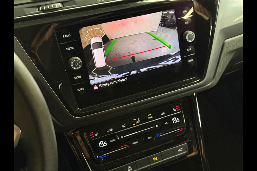 Volkswagen Touran 1.4 TSI Highline Business R 7p | Pano | Trekhaak | Stoel/Stuur verwarming | Camera | Carplay