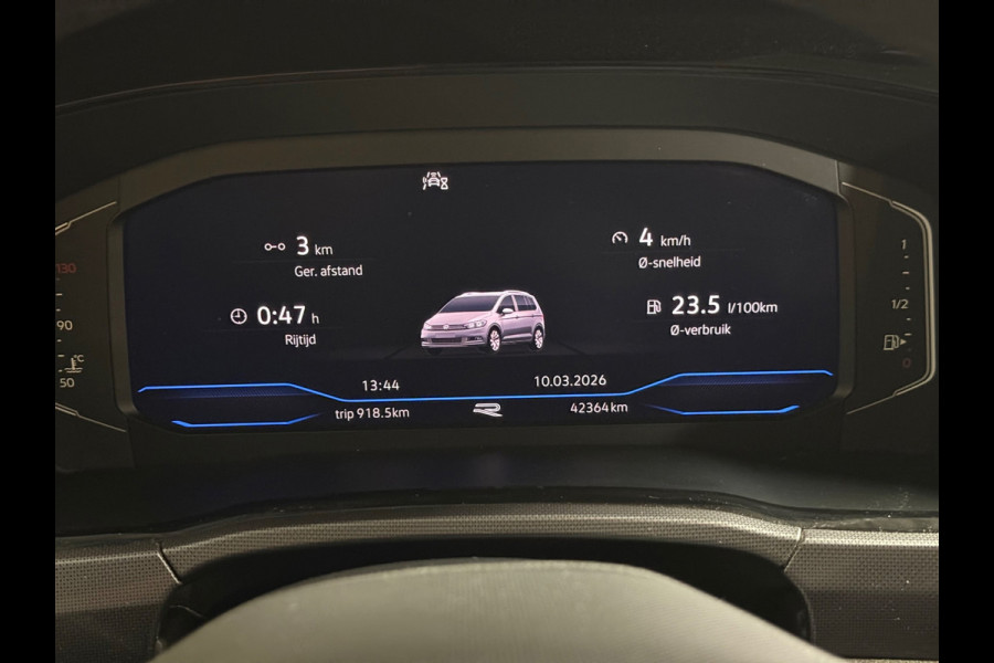 Volkswagen Touran 1.4 TSI Highline Business R 7p | Pano | Trekhaak | Stoel/Stuur verwarming | Camera | Carplay