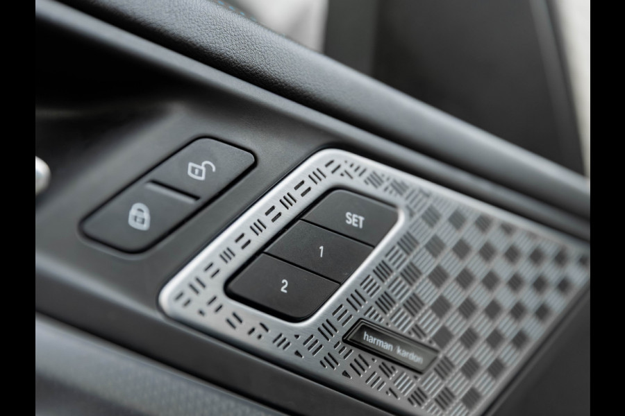 BMW X1 sDrive18i M-Sport - Pano - Trekhaak - Memoryzetel - Harman Kardon