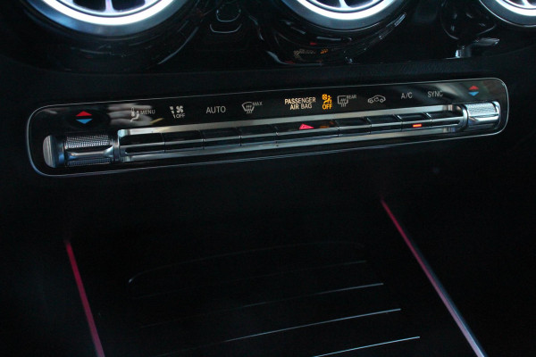 Mercedes-Benz GLA 200 163pk DCT Premium Plus | Navigatie | Parkeersensoren | Camera | Elektrische achterklep | Elektrisch Panorama dak | Cruise Control | Virtual Cockpit | Stoelverwarming | Sfeerverlichting | Climate Control