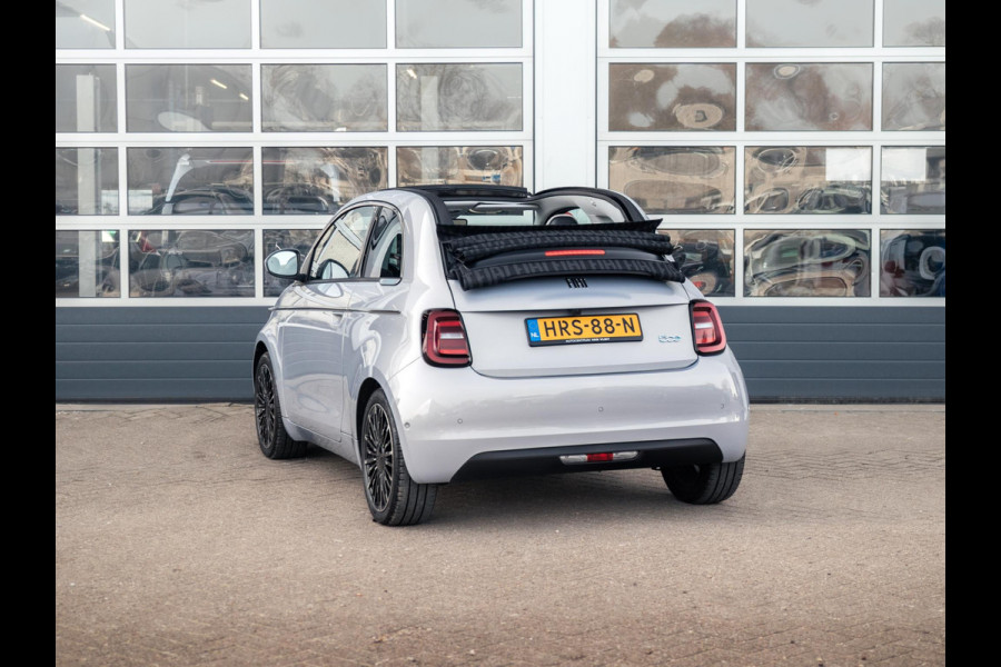 Fiat 500E Cabrio La Prima 42 kWh | 17% Bijtelling | Clima | Cruise | Leder | 17" | Priv Glass | Winter Pack | JBL Sound | BSM | Apple Carplay