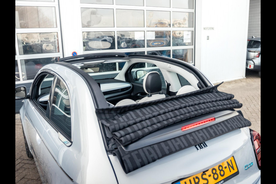 Fiat 500E Cabrio La Prima 42 kWh | 17% Bijtelling | Clima | Cruise | Leder | 17" | Priv Glass | Winter Pack | JBL Sound | BSM | Apple Carplay