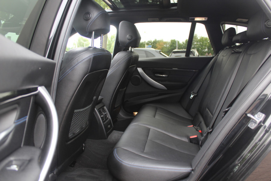 BMW 3 Serie Touring 320i M Sport Edition / Panoramadak / Camera / Head-up / Leder / Keyless / 18'' / Navigatie / Stoelverwarming / DAB / Cruise Control