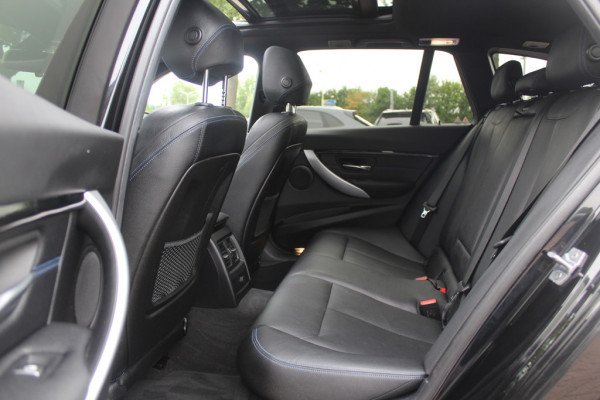 BMW 3 Serie Touring 320i M Sport Edition / Panoramadak / Camera / Head-up / Leder / Keyless / 18'' / Navigatie / Stoelverwarming / DAB / Cruise Control