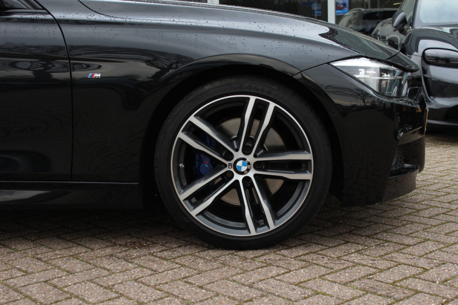 BMW 3 Serie Touring 320i M Sport Edition / Panoramadak / Camera / Head-up / Leder / Keyless / 18'' / Navigatie / Stoelverwarming / DAB / Cruise Control