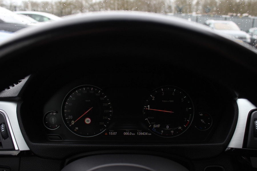 BMW 3 Serie Touring 320i M Sport Edition / Panoramadak / Camera / Head-up / Leder / Keyless / 18'' / Navigatie / Stoelverwarming / DAB / Cruise Control