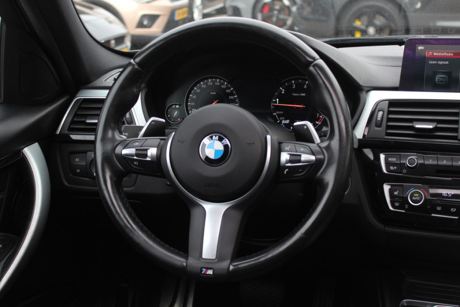BMW 3 Serie Touring 320i M Sport Edition / Panoramadak / Camera / Head-up / Leder / Keyless / 18'' / Navigatie / Stoelverwarming / DAB / Cruise Control