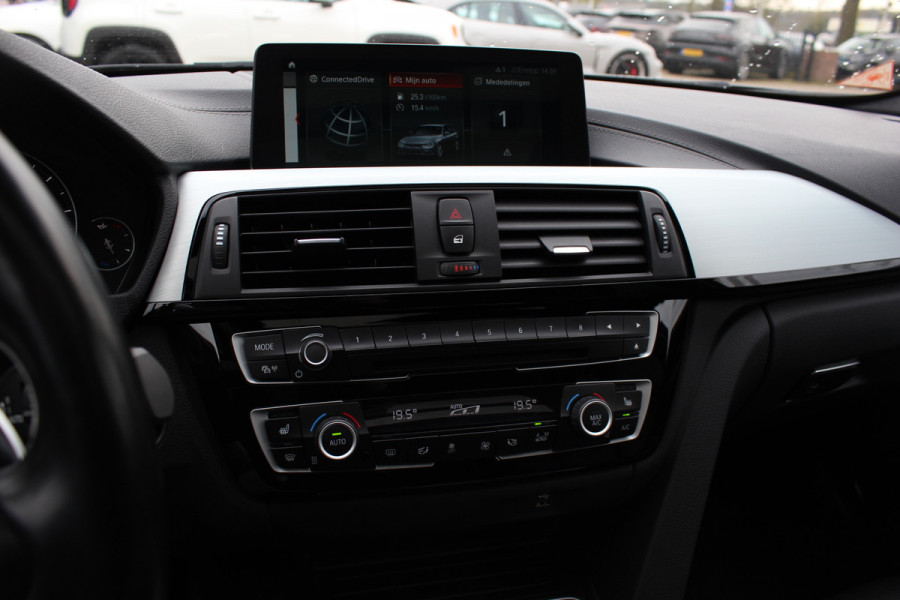 BMW 3 Serie Touring 320i M Sport Edition / Panoramadak / Camera / Head-up / Leder / Keyless / 18'' / Navigatie / Stoelverwarming / DAB / Cruise Control