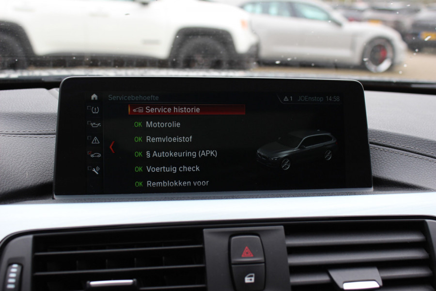 BMW 3 Serie Touring 320i M Sport Edition / Panoramadak / Camera / Head-up / Leder / Keyless / 18'' / Navigatie / Stoelverwarming / DAB / Cruise Control