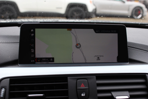 BMW 3 Serie Touring 320i M Sport Edition / Panoramadak / Camera / Head-up / Leder / Keyless / 18'' / Navigatie / Stoelverwarming / DAB / Cruise Control