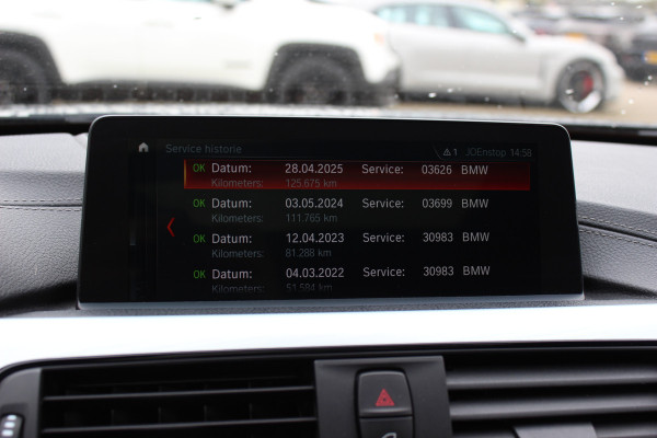 BMW 3 Serie Touring 320i M Sport Edition / Panoramadak / Camera / Head-up / Leder / Keyless / 18'' / Navigatie / Stoelverwarming / DAB / Cruise Control