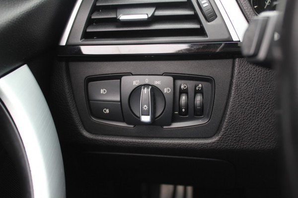 BMW 3 Serie Touring 320i M Sport Edition / Panoramadak / Camera / Head-up / Leder / Keyless / 18'' / Navigatie / Stoelverwarming / DAB / Cruise Control