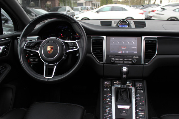 Porsche Macan 2.0 / NL Auto / Dealer onderhouden / Panoramadak / Camera / Luchtvering / Sportdesign+Chrono / 21'' / Adaptieve stoelen / CarPlay / Bose / DAB / Stoelverwarming / ACC