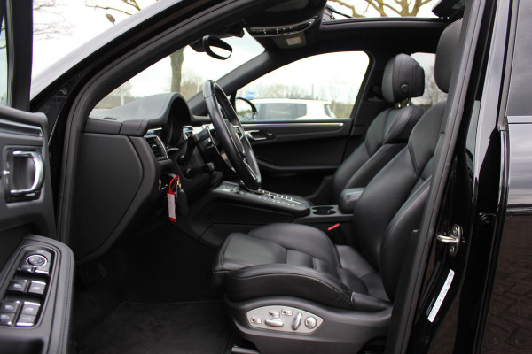 Porsche Macan 2.0 / NL Auto / Dealer onderhouden / Panoramadak / Camera / Luchtvering / Sportdesign+Chrono / 21'' / Adaptieve stoelen / CarPlay / Bose / DAB / Stoelverwarming / ACC