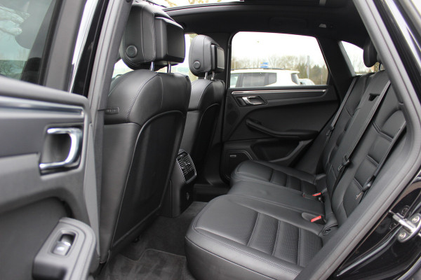 Porsche Macan 2.0 / NL Auto / Dealer onderhouden / Panoramadak / Camera / Luchtvering / Sportdesign+Chrono / 21'' / Adaptieve stoelen / CarPlay / Bose / DAB / Stoelverwarming / ACC